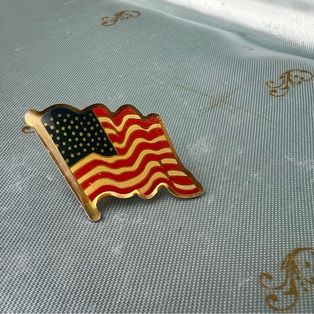 Vintage 1970’s American Flag Enamel Lapel Pin / Brooch